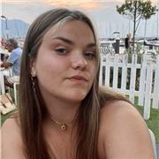 Soy una chica con altas capacidades comunicativas para captar la atención del alumnado y mi escucha es activa con el alumnado.